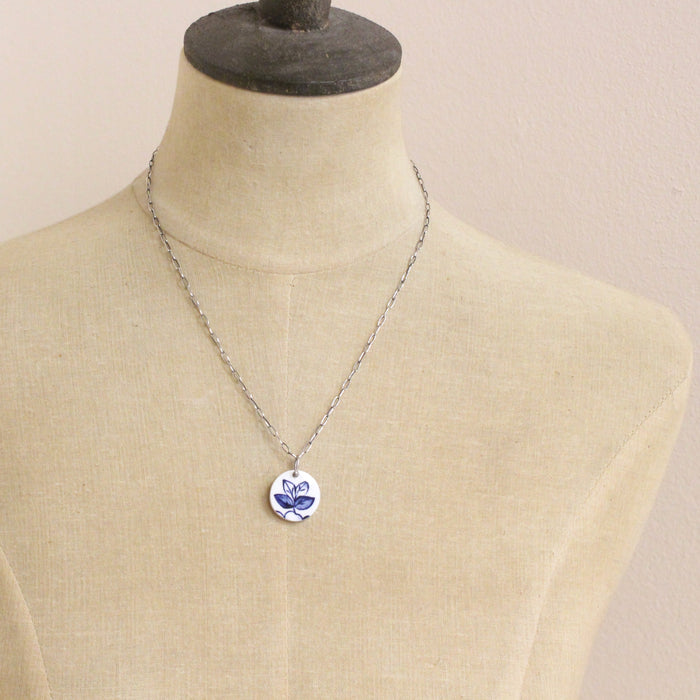 A mannequin wearing the blue sprig vintage plate necklace