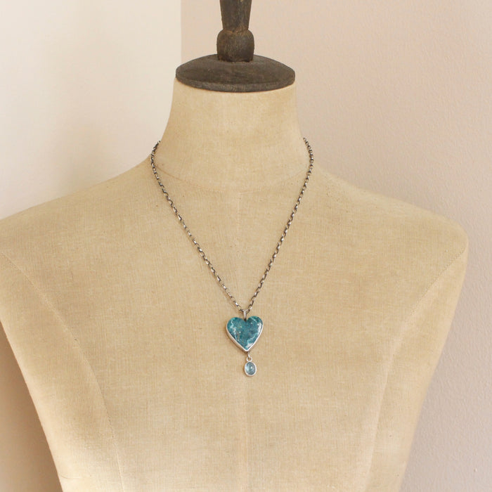 A mannequin wearing the full hubei turquoise heart and grandidierite necklace option