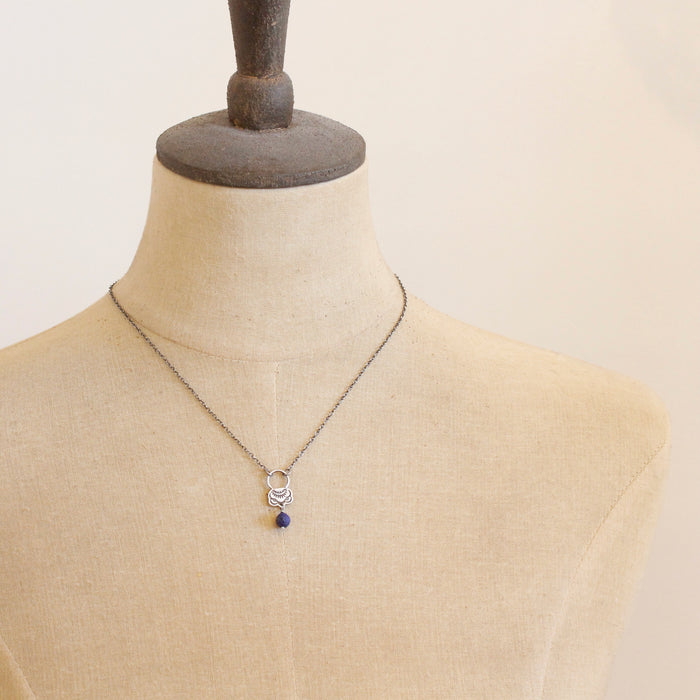 A mannequin wearing the lapis jolie necklace
