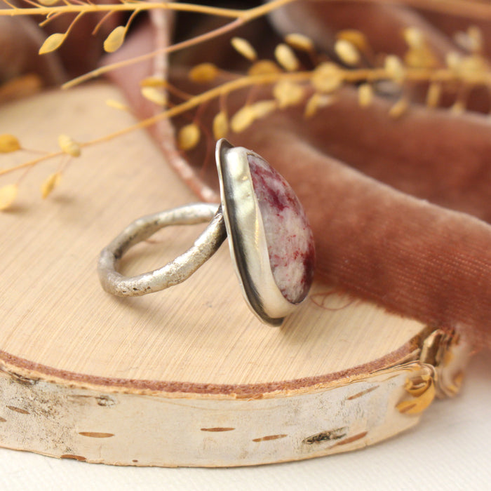 A side view of the organic thulite ring