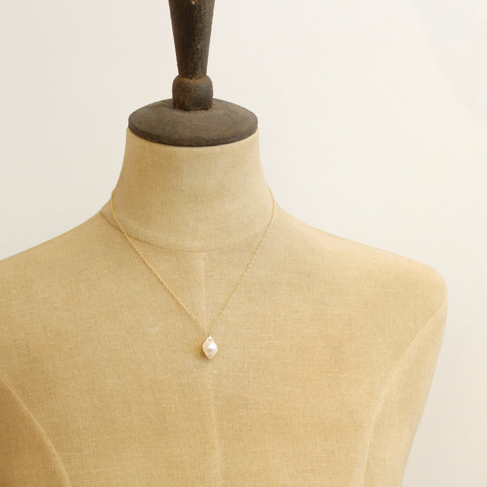 A mannequin wearing the perfect pearl gold necklace