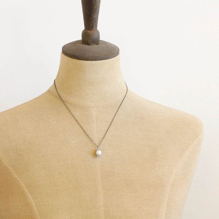 A mannequin wearing the oxidized silver perfect pearl necklace